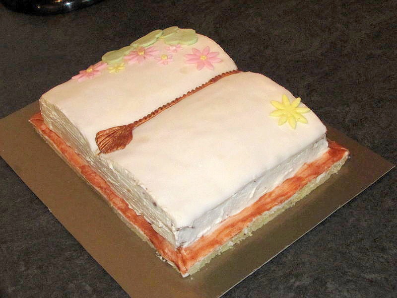 Gâteau à la crème en bois pour fête d'anniversaire, cuisine